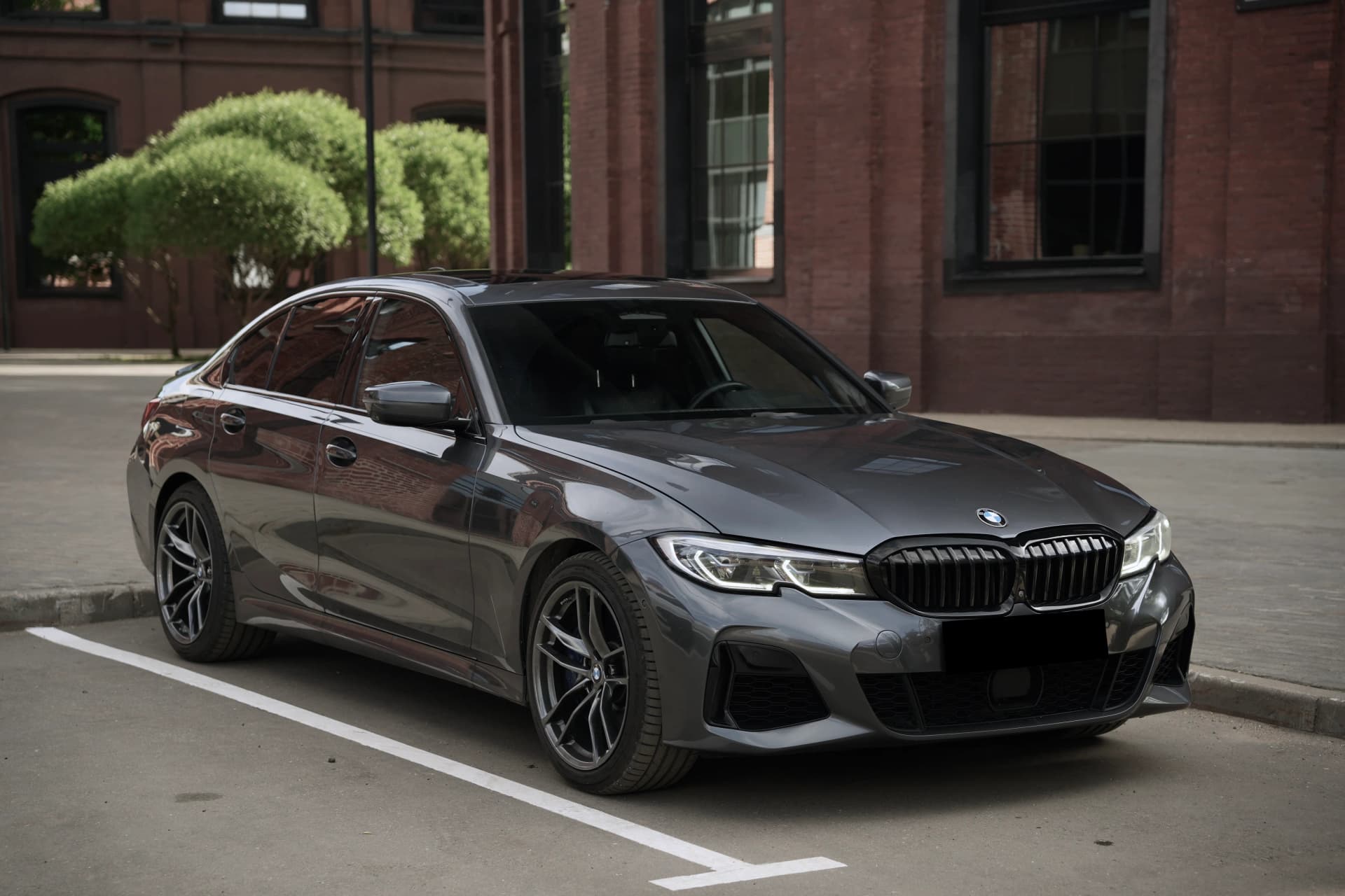 Серая BMW M340i, вид сбоку, вид спереди