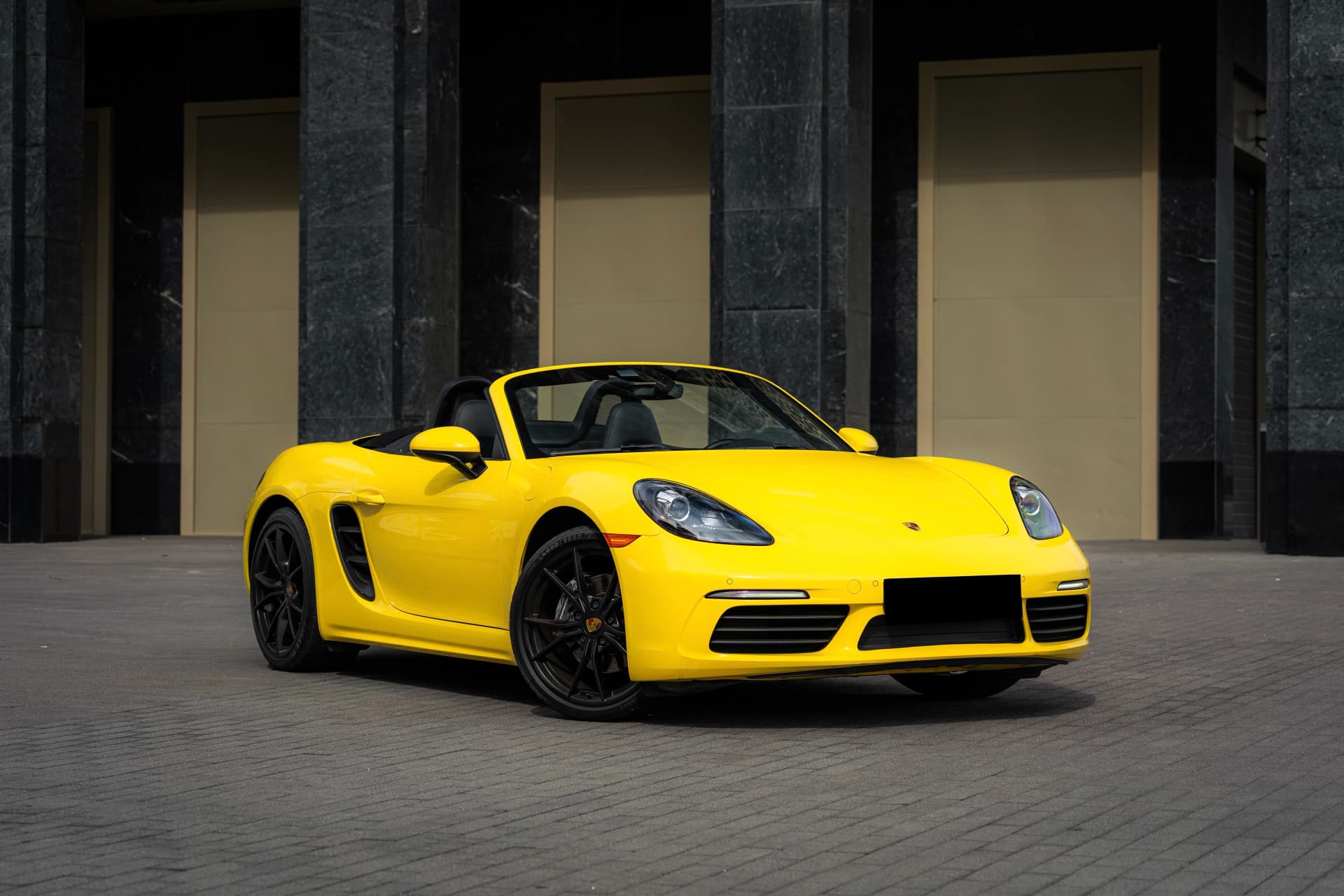 Porsche 718 Boxster жёлтого цвета, вид спереди, вид сбоку вид сзади, Porsche 718 Boxster салатового цвета, яркого цвета, Porsche 718 Boxster кабриолет