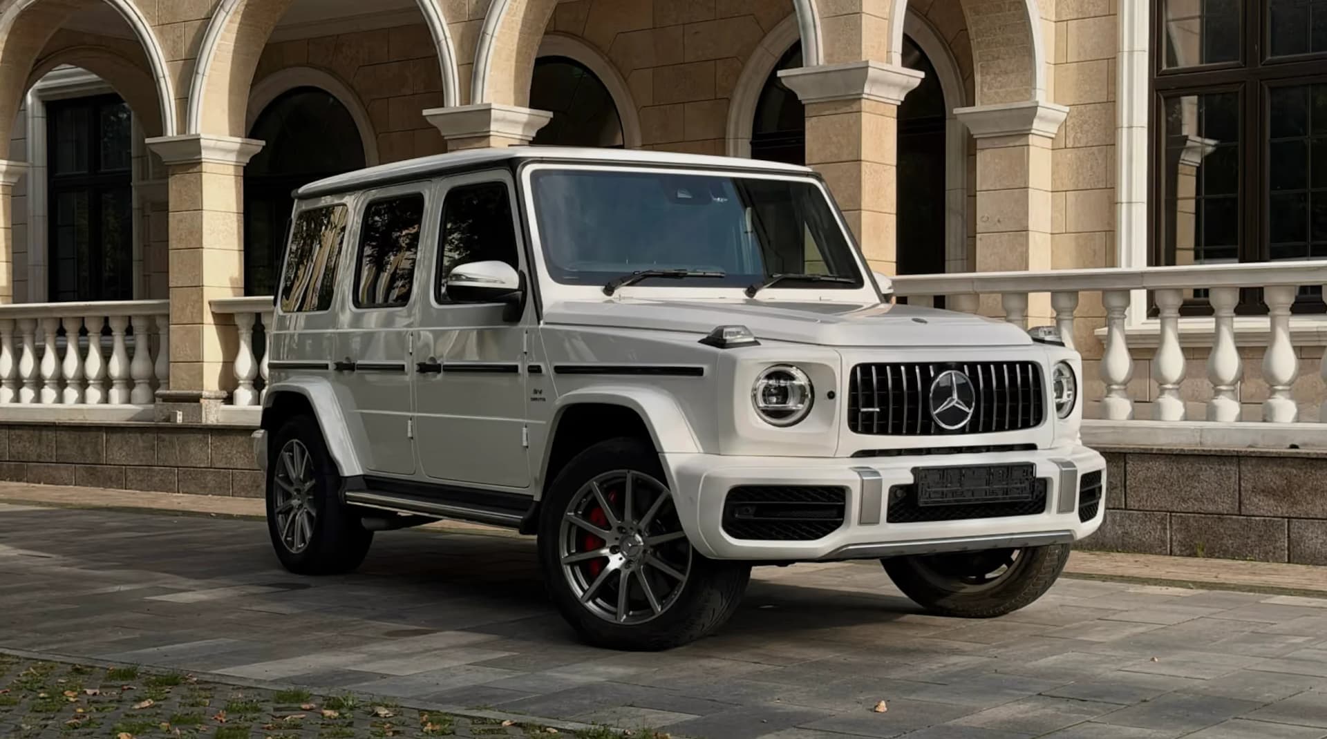 Mercedes-Benz G63 AMG: почему «Гелик» выбирают круглый год
