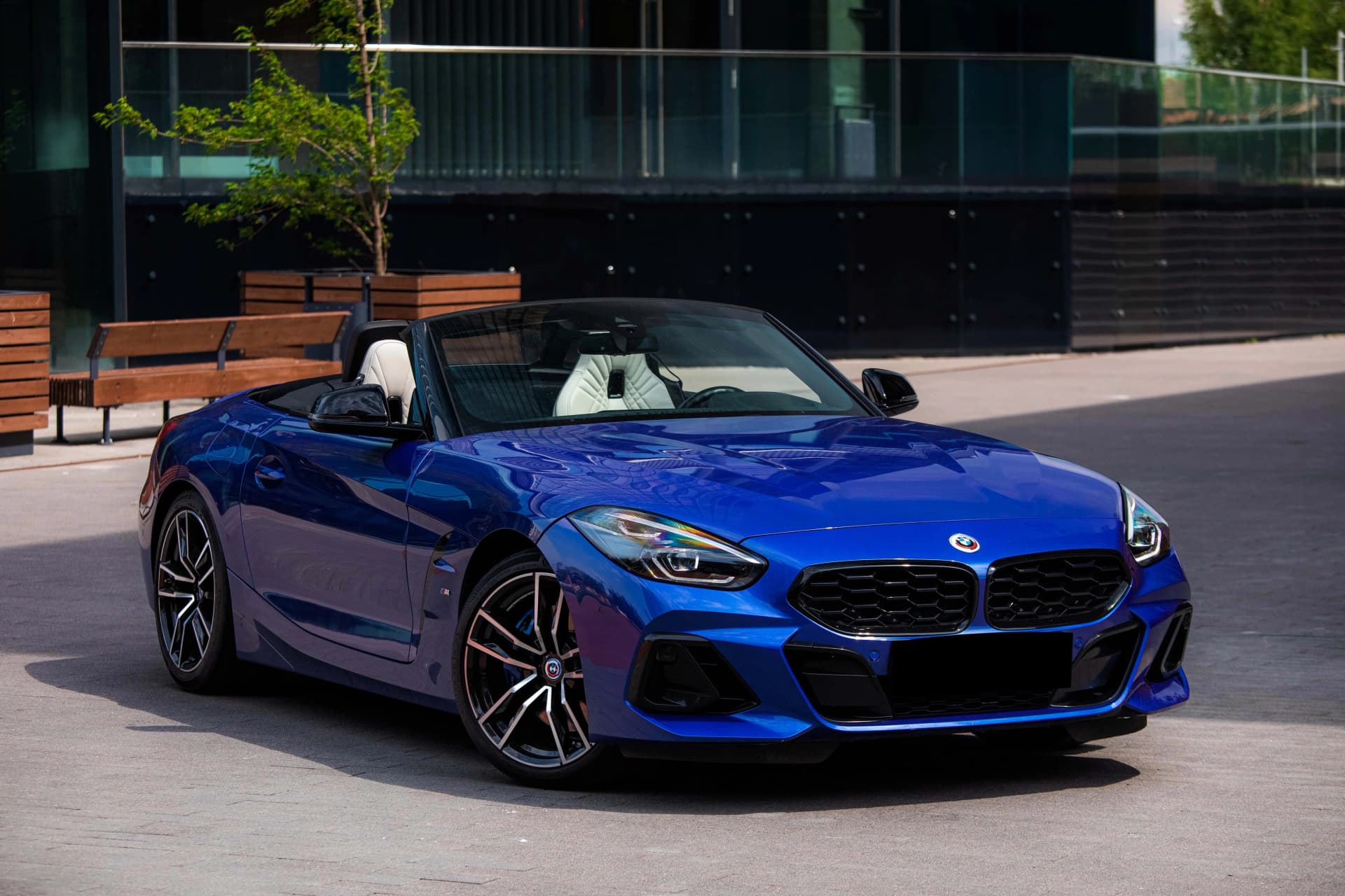 BMW Z4 синего цвета, вид спереди, вид сбоку