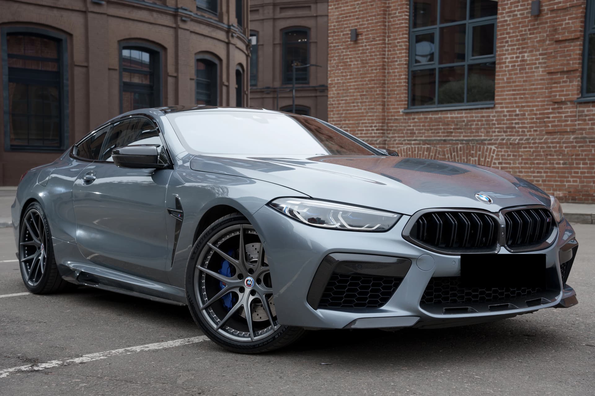 Серая BMW M8 Competition, вид сбоку, вид спереди