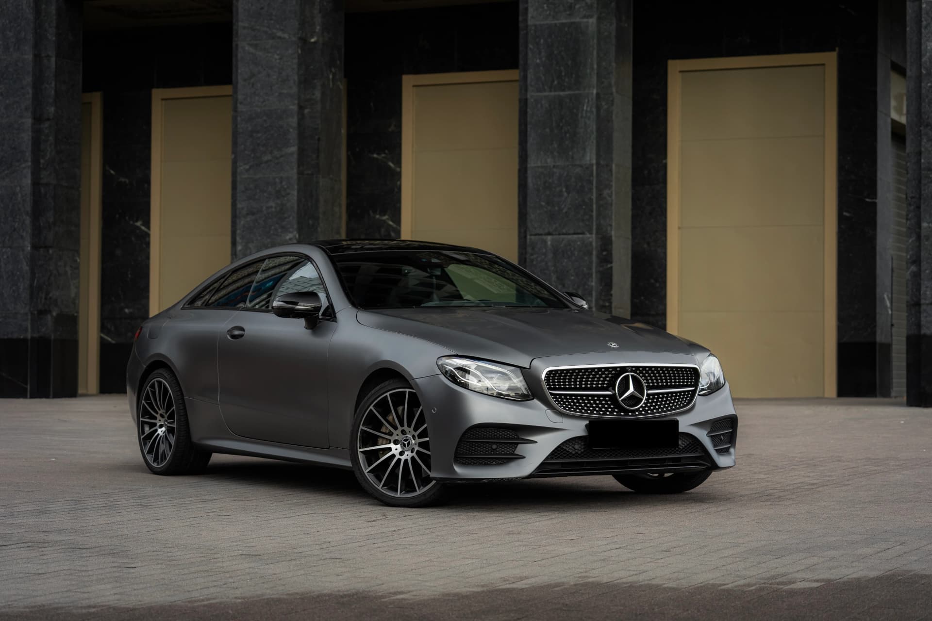 Серый Mercedes-Benz E400, вид сбоку, вид спереди, вид сзади
