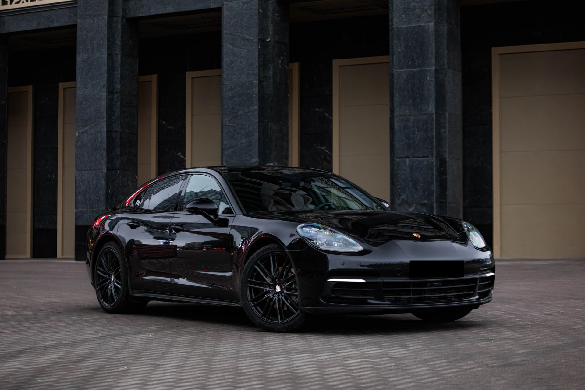 Porsche Panamera 4 чёрного цвета, вид спереди, вид сбоку